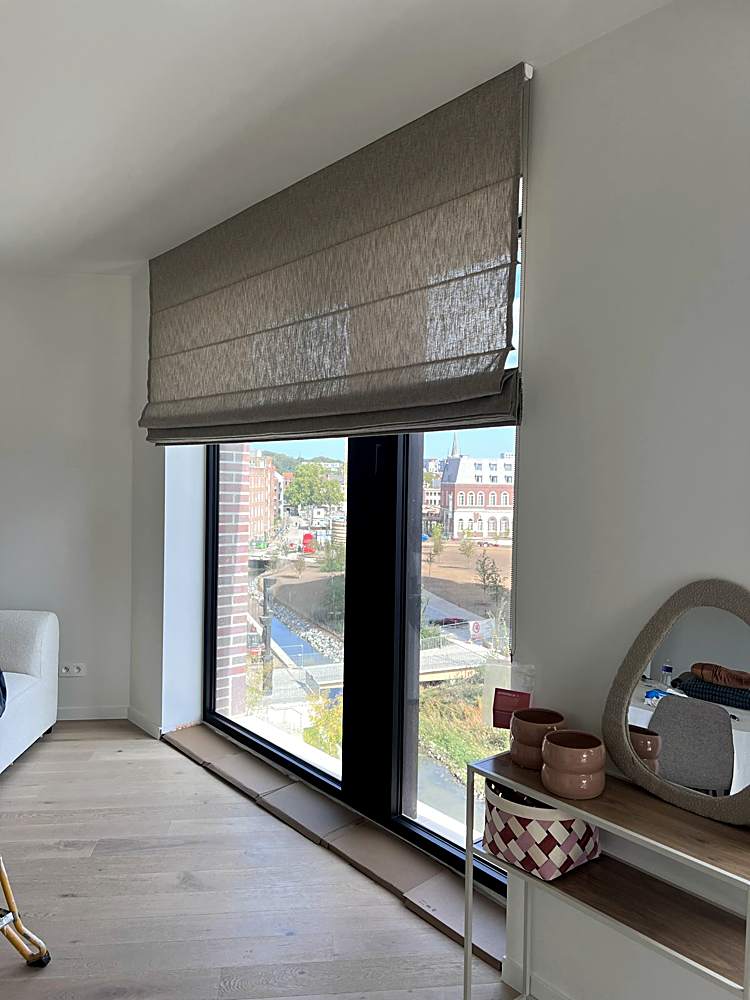 Vouwgordijn op maat voor een raam met stadszicht