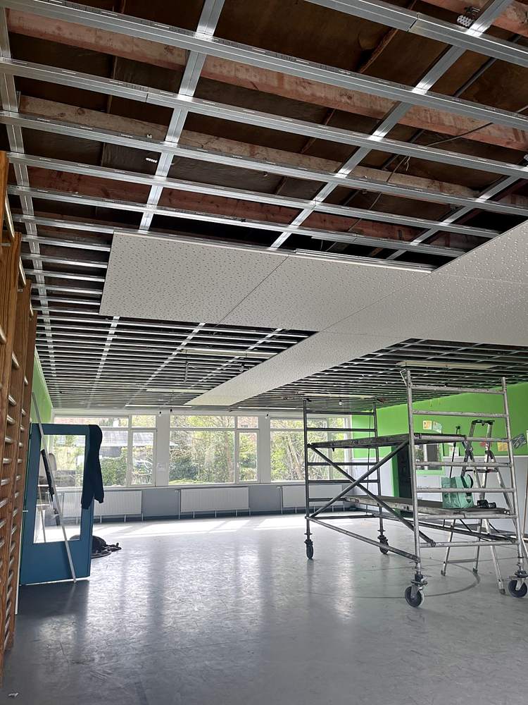 Sportzaal met nieuw akoestisch plafond
