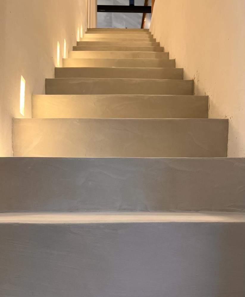 Trap volledig afgewerkt in Mortex met ledverlichting